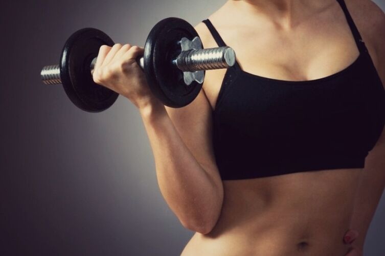 Правете упражнения с дъмбели за уголемяване на гърдите